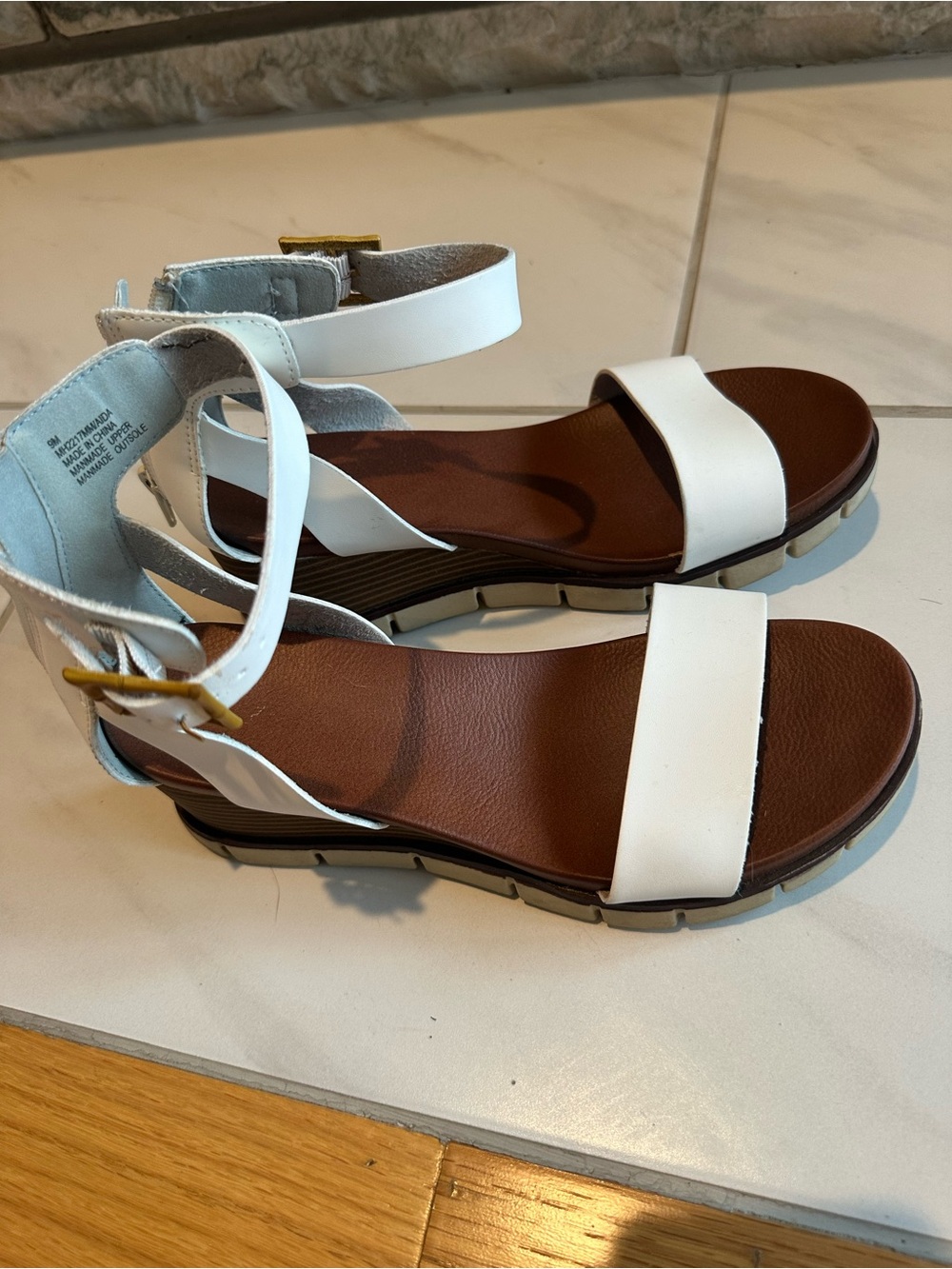 Mia Aida Women’s Size 9 White Ankle Strap Wedge Sandals Rear Zip Platform